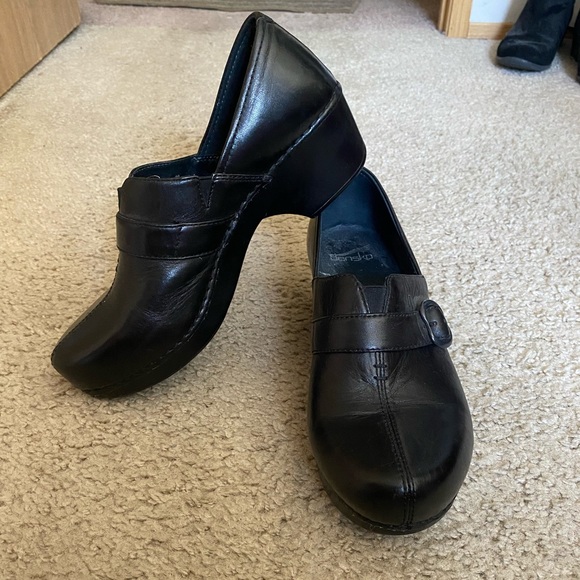 Closed Toe Clogs - Picture 2 of 4